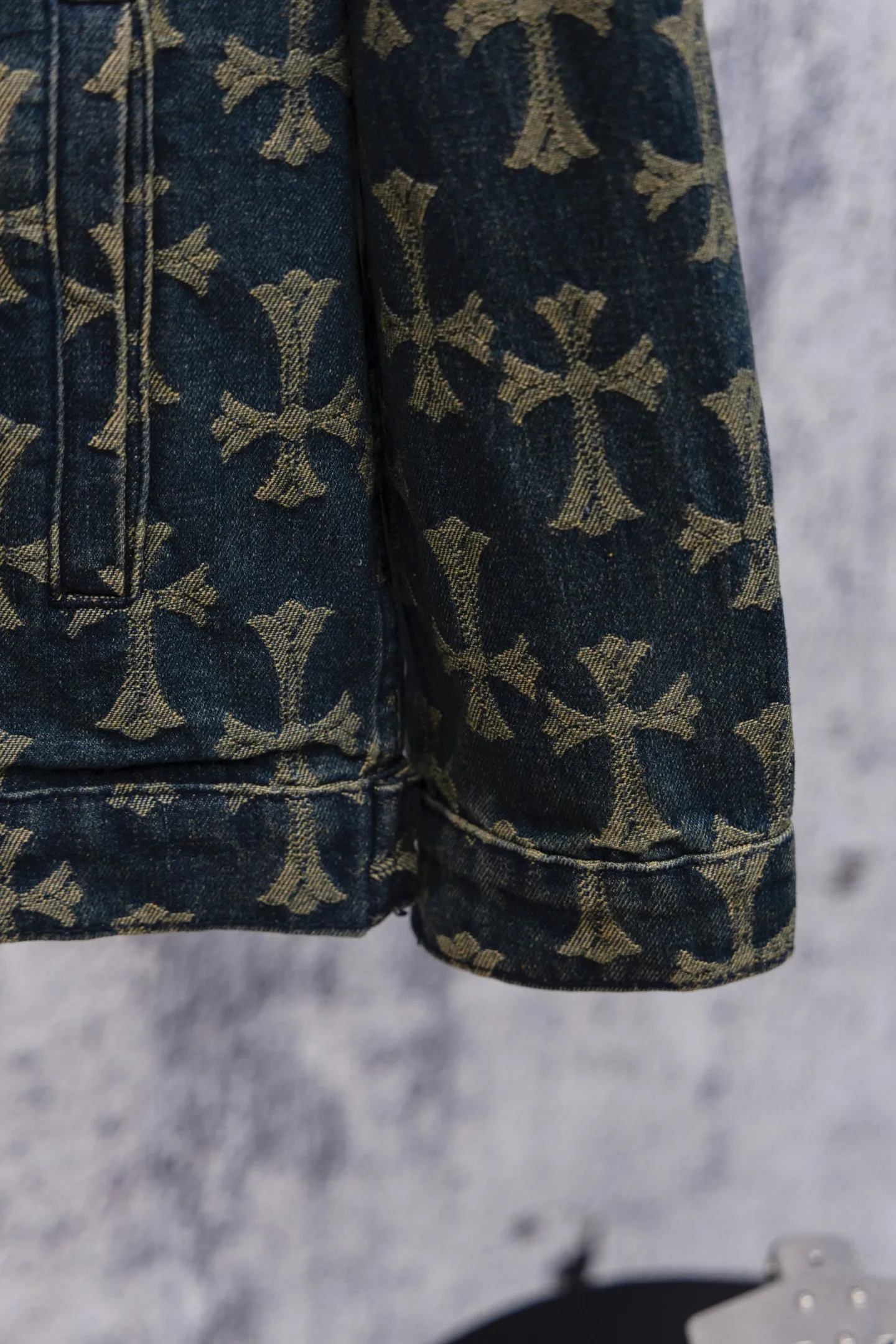 P240 Chrome Hearts CH Chrome Hearts double-sided all-over LOGO jacquard dark pattern heavy-duty denim jacket jeans denim suit same style as the Internet celebrity star's cross-printed denim jacket jeans, the unique cross design element plus all-over printing, full of design sense. It is made of 100% denim cotton fabric with heavy coarse yarn count, which ensures a stiff and tough silhouette while being soft, comfortable and breathable. The lapel is designed with silver buttons and is full of texture. The classic white cross logo is all over the dress, making it a perfect versatile style for spring and summer! Customized jacquard fabric, you can wear it in various styles. This gender-neutral shirt is a must-have for nightclubs. It can be worn as a jacket for both men and women. It can be easily worn by both men and women! The original loose version is made of high-quality pure cotton fabrics. The fabric pattern is high-definition and delicate without burrs. It is comfortable and breathable to wear. All the buttons are molded and customized. It is casual and fashionable and can be matched with any bottoms. It can be windproof and sunproof in spring and summer. It can be worn outside in autumn and winter! Easily concave shape makes you look slimmer and taller, perfect for both men and women! Color: Black Blue Size: Jacket S-XL Pants 28-36